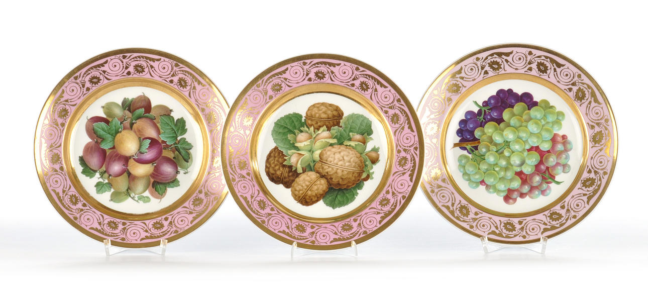 KPM BERLIN. Dekorativ tallrik med frukt: druvor och nötter. En samling av 3.