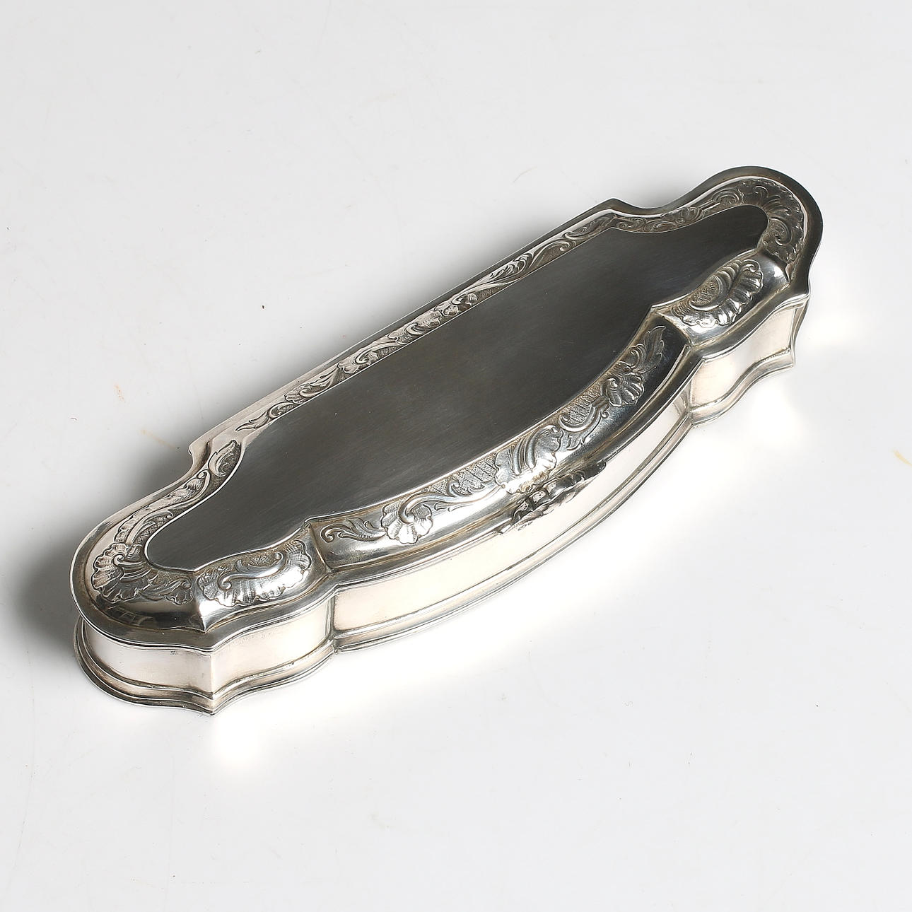 ANTON MICHELSEN. Dosa, 925 Sterling silver, senbarockstil, Danmark, 1916. Vikt 248 gram.
