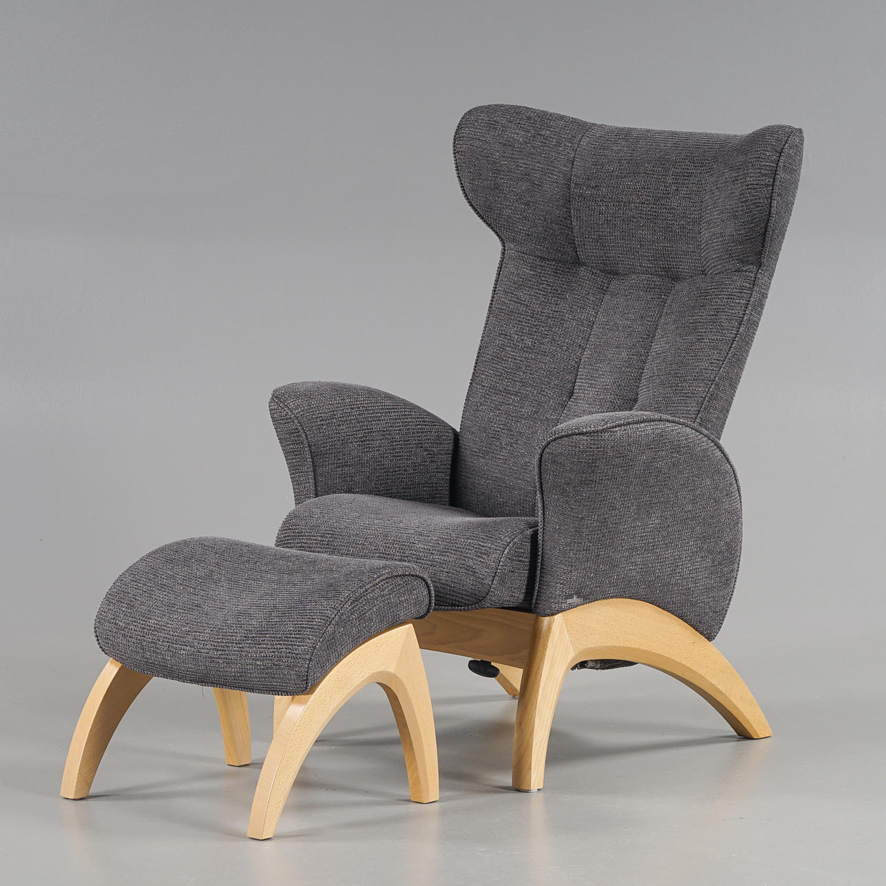 Nojatuoli jalkatavaralla ”Tellus” 2000-luku.