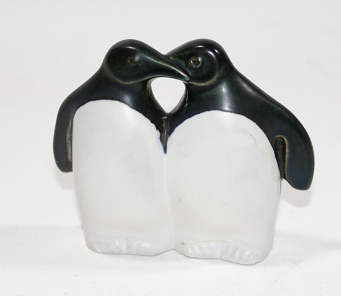 LISA LARSON. figurin, stengods, pingviner ur Noaks Ark, Gustavsberg.