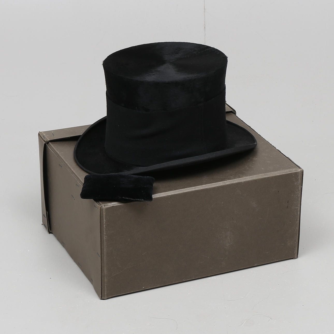 HÖG HATT, med ask, Stanley Hatters Manufacture, Oxford, London, 1800/1900-tal.