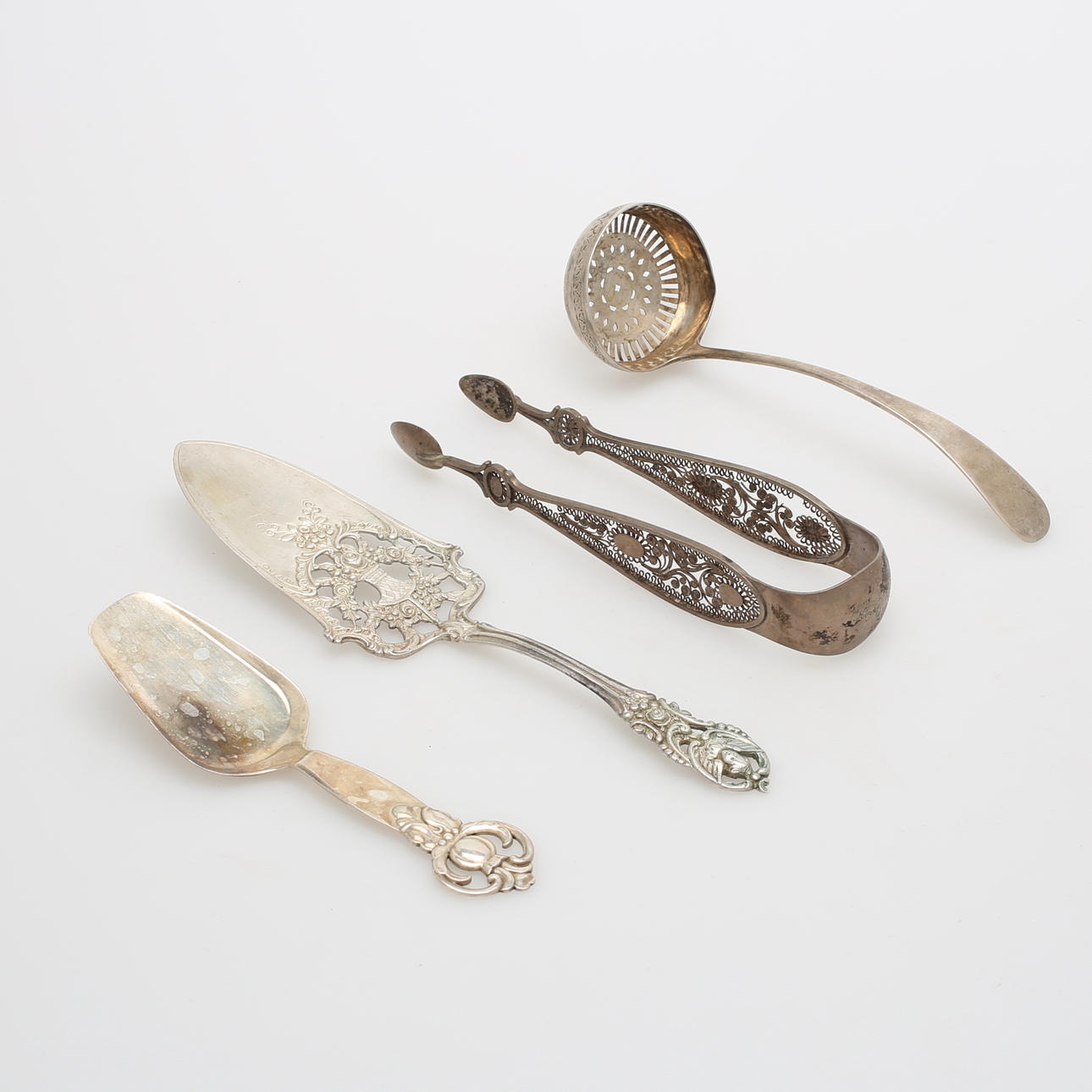 SILVER, 4 delar, 1800- och 1900-tal, vikt 175 gram.