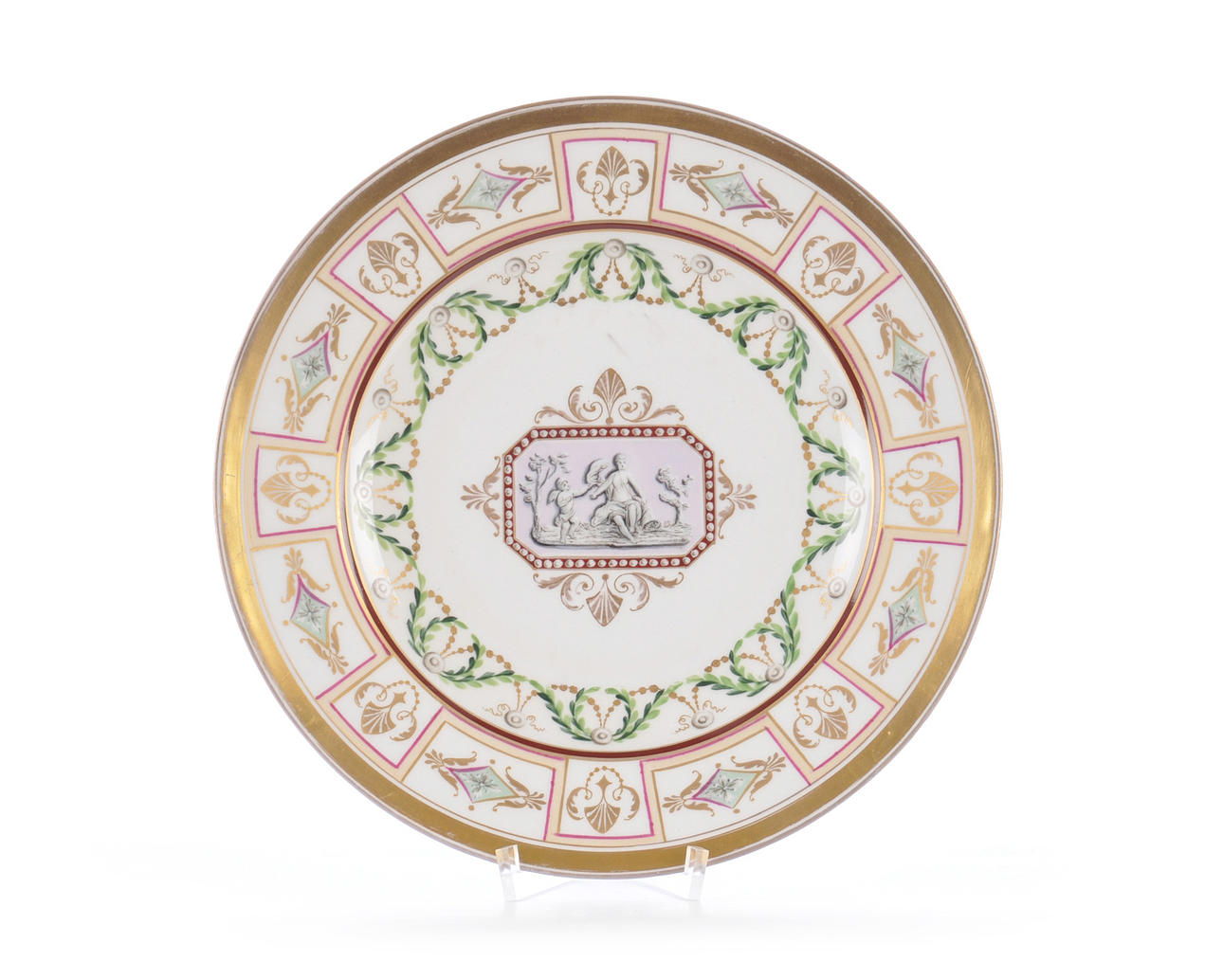 ZIERTELLER. Flagga och spegelfälg i mild antik gulddekoration, central grisaille reserv.