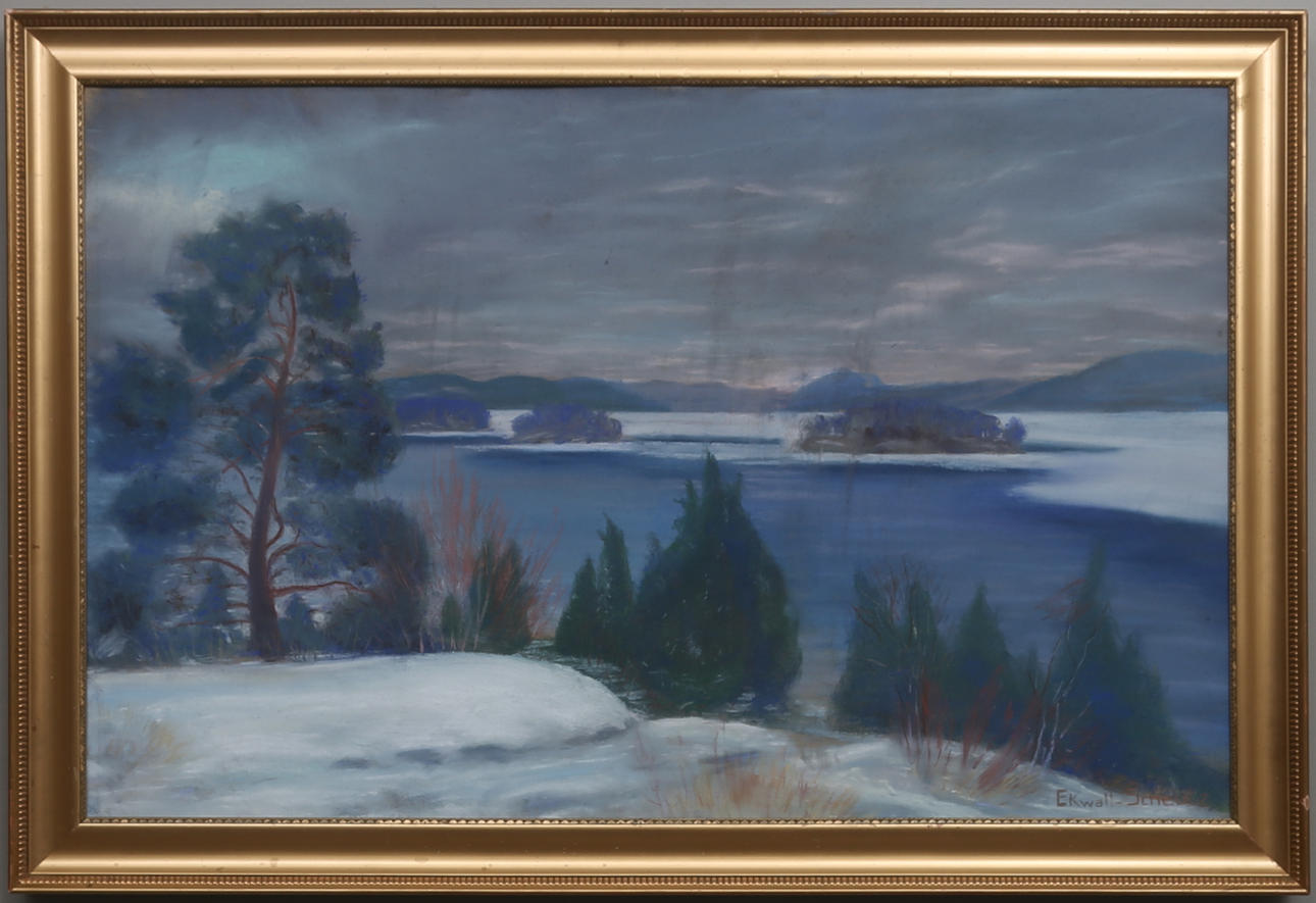 EMMA EKWALL. Landskap med sjö. Pastell på papper. Signerad Ekwall-Scheutz.