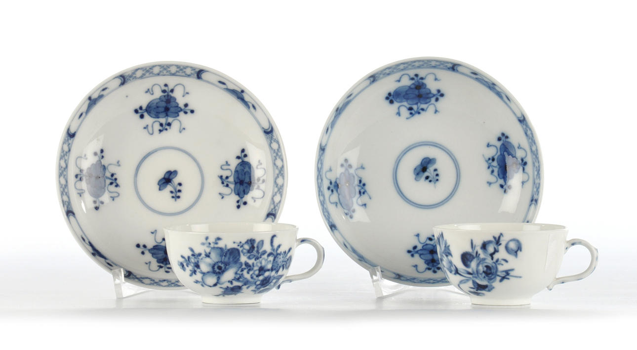 KPM BERLIN. 2 tekoppar med målning av blå blomma & insekt, spira märke omkring 1810.