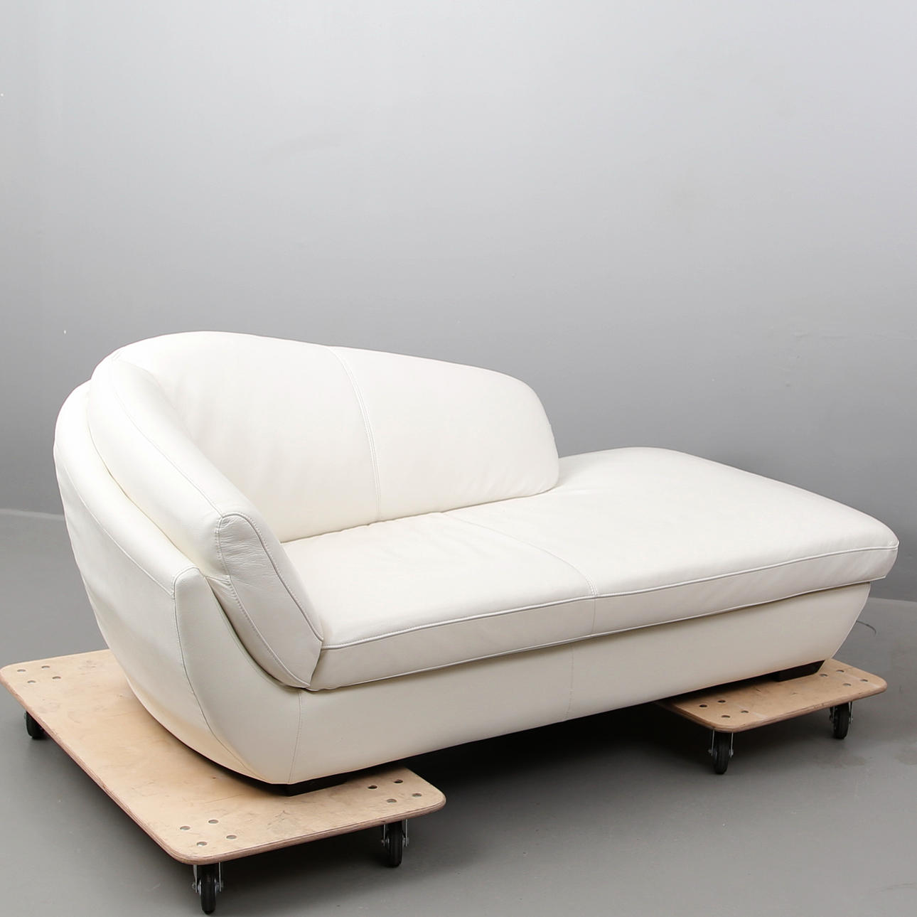 DIVAN i vitt läder, två-sitsmodell.