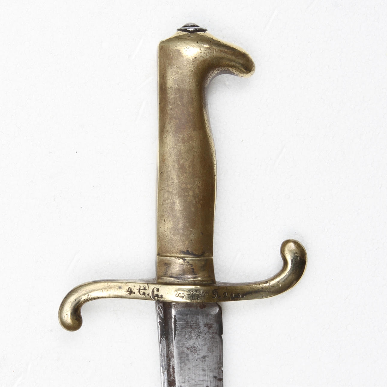 HUGGARE, med mässinsfäste av tysk typ.