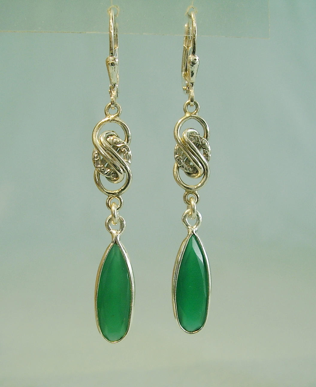 ÖRHÄNGEN MED GRÖN AGAT DROPPAR.