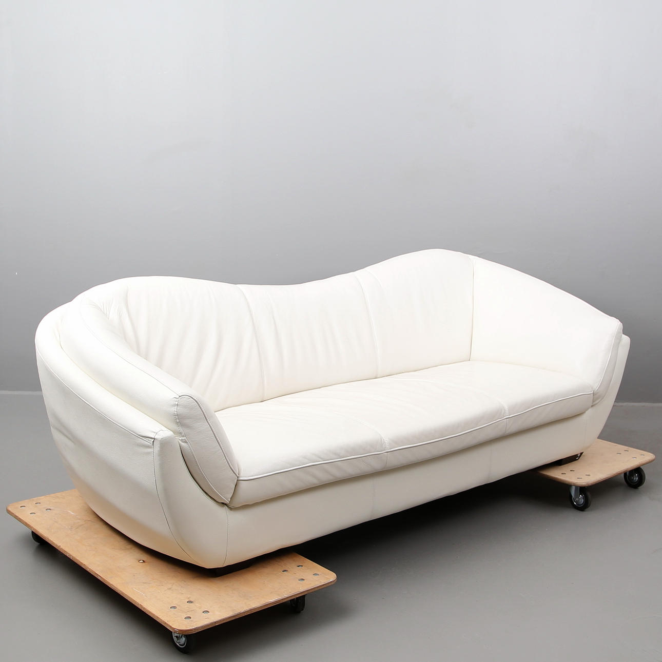 SOFFA i vitt läder, tre-sitsmodell.