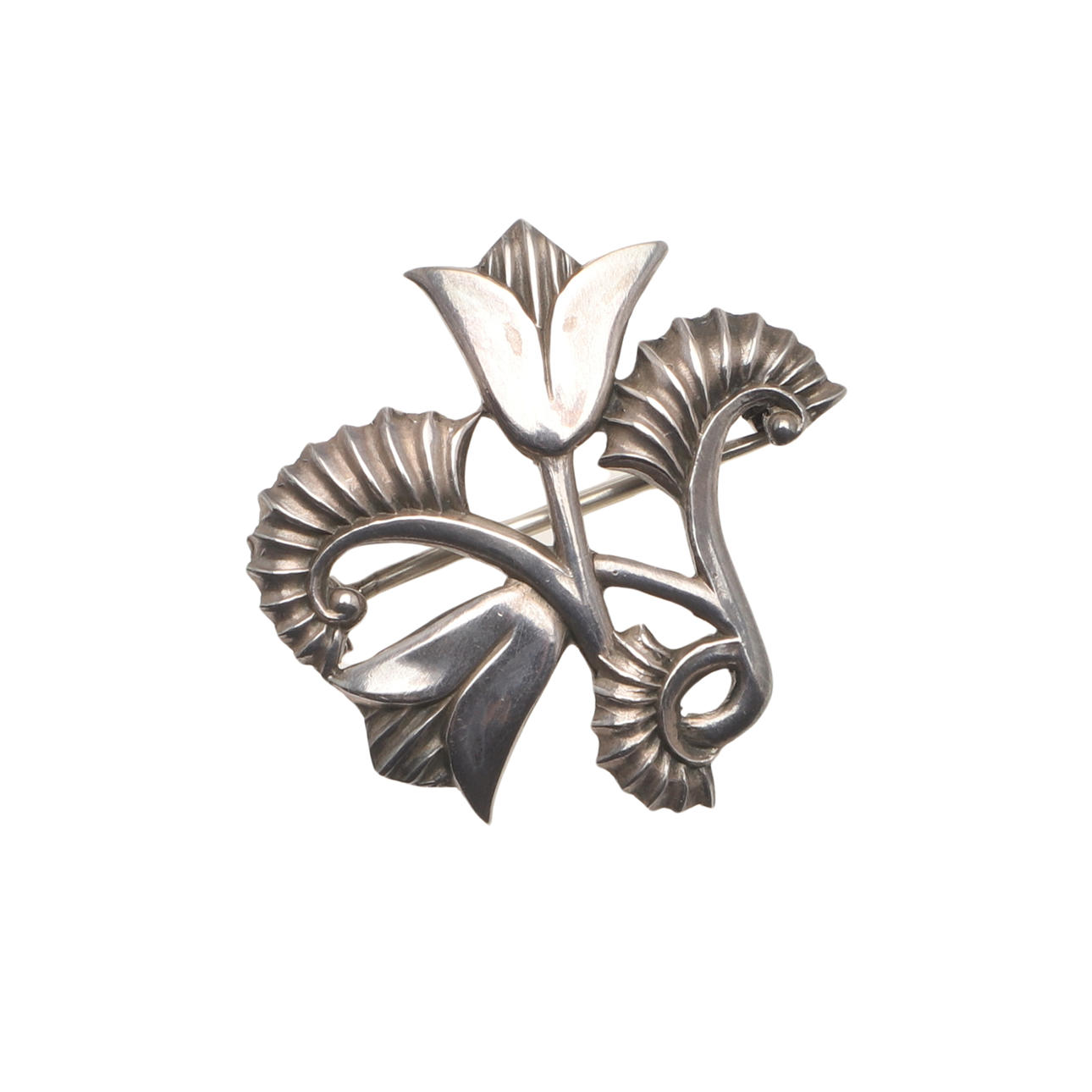 A SILVER FOLIATE BROOCH.