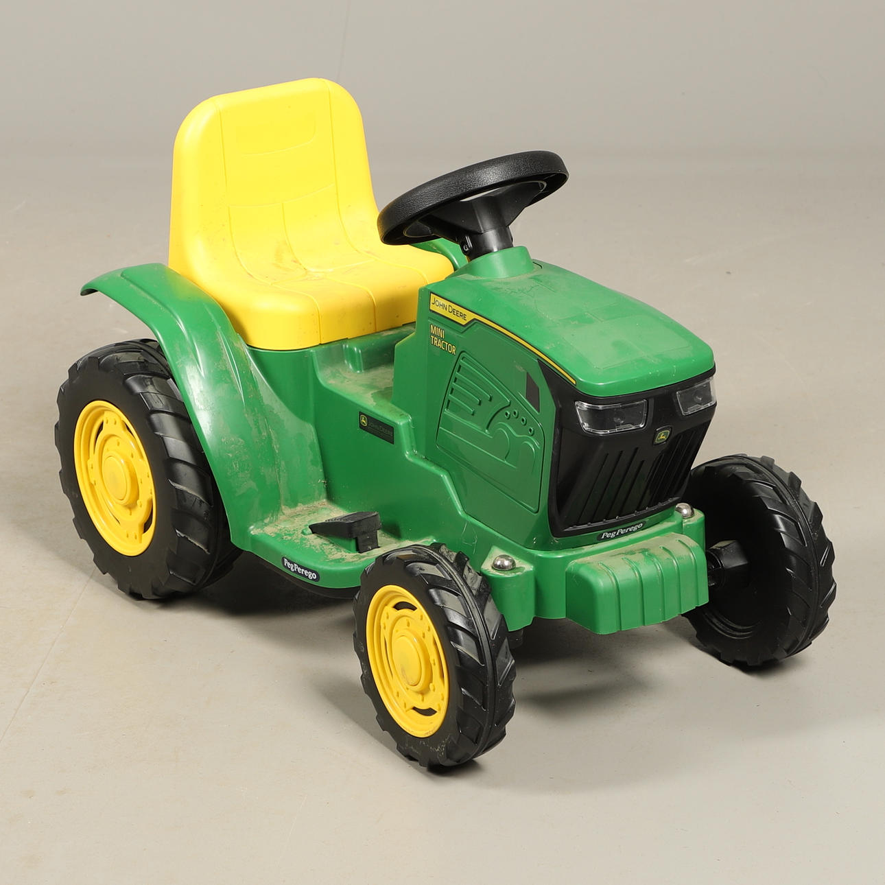EN BARNS ELLADDAD JOHN DEERE MINITRAKTOR.