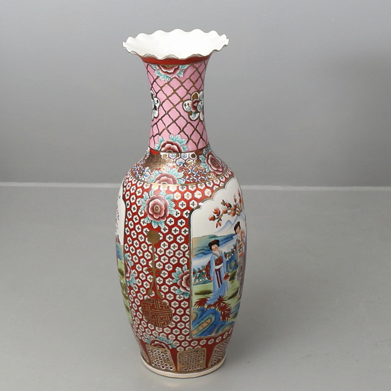 KOLOSSAL VAS, porslin, Kina, omkring sekelskiftet 2000.