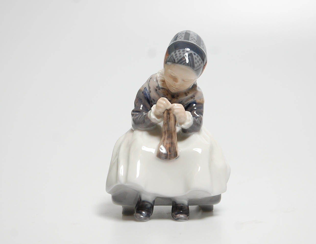 FIGURIN, porslin, " Amagerpige " Märkt Benter 1911 Royal Copenhagen 1314.