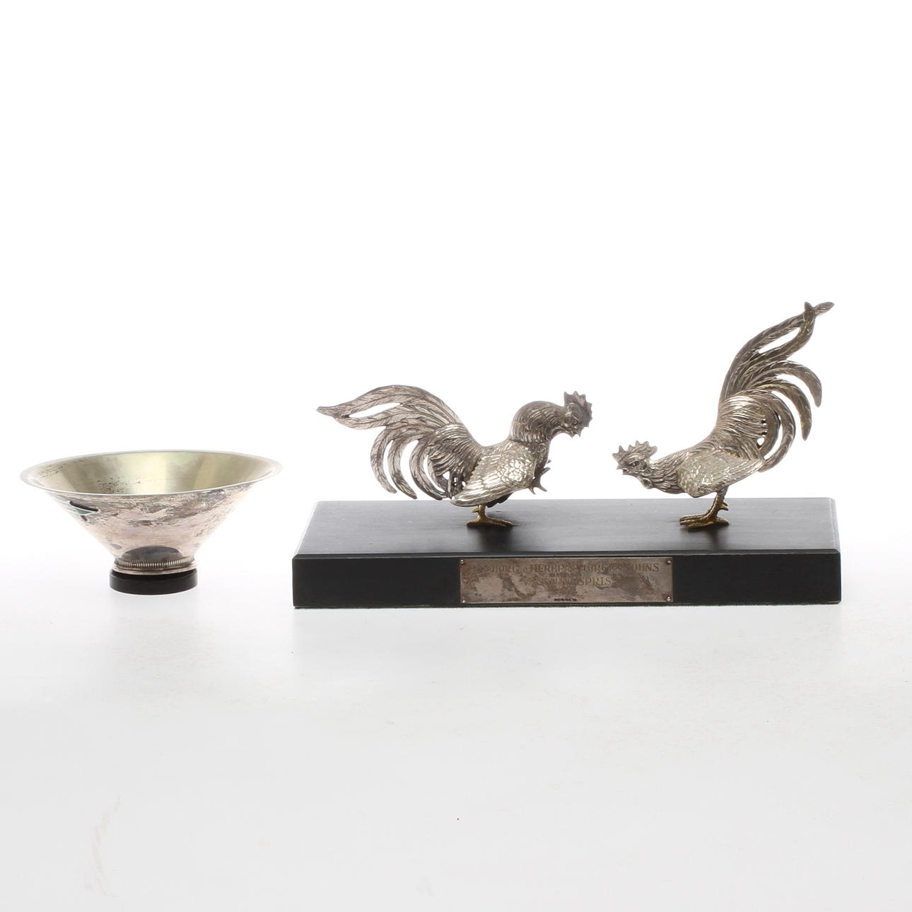 VANDRINGSPRIS med dekor av tuppar samt PRISSKÅL, silver, 1900-tal.