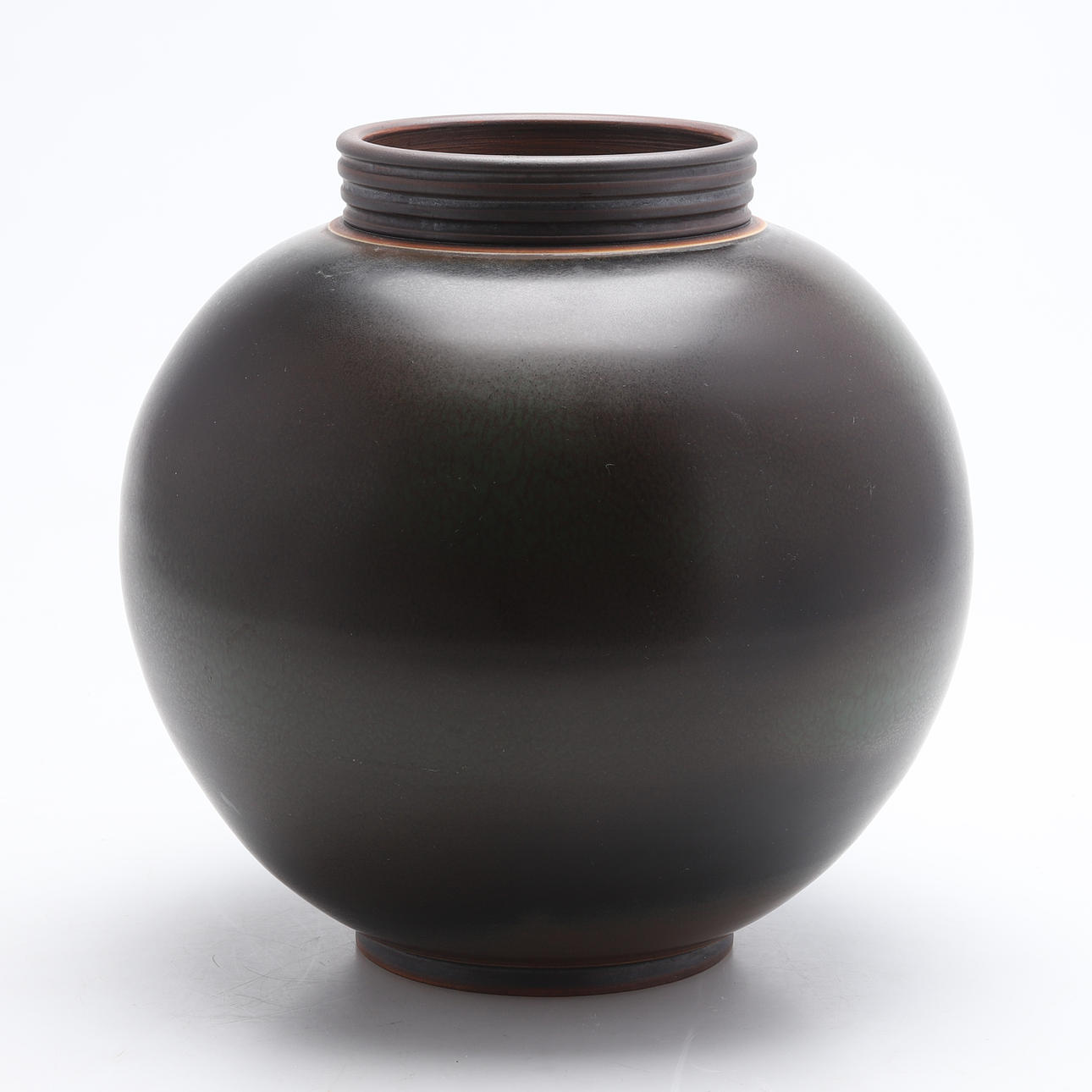 GUNNAR NYLUND. A stoneware globe vase, ALP, Lidköping.