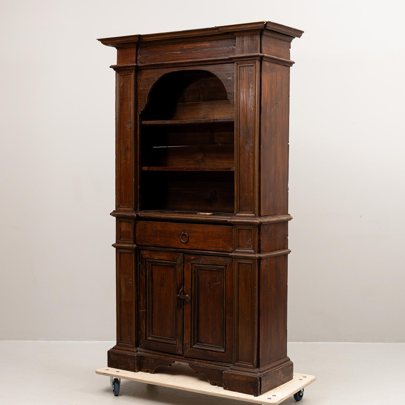 Italiensk skab, mørkbejdset træ. Renæssancemodel.