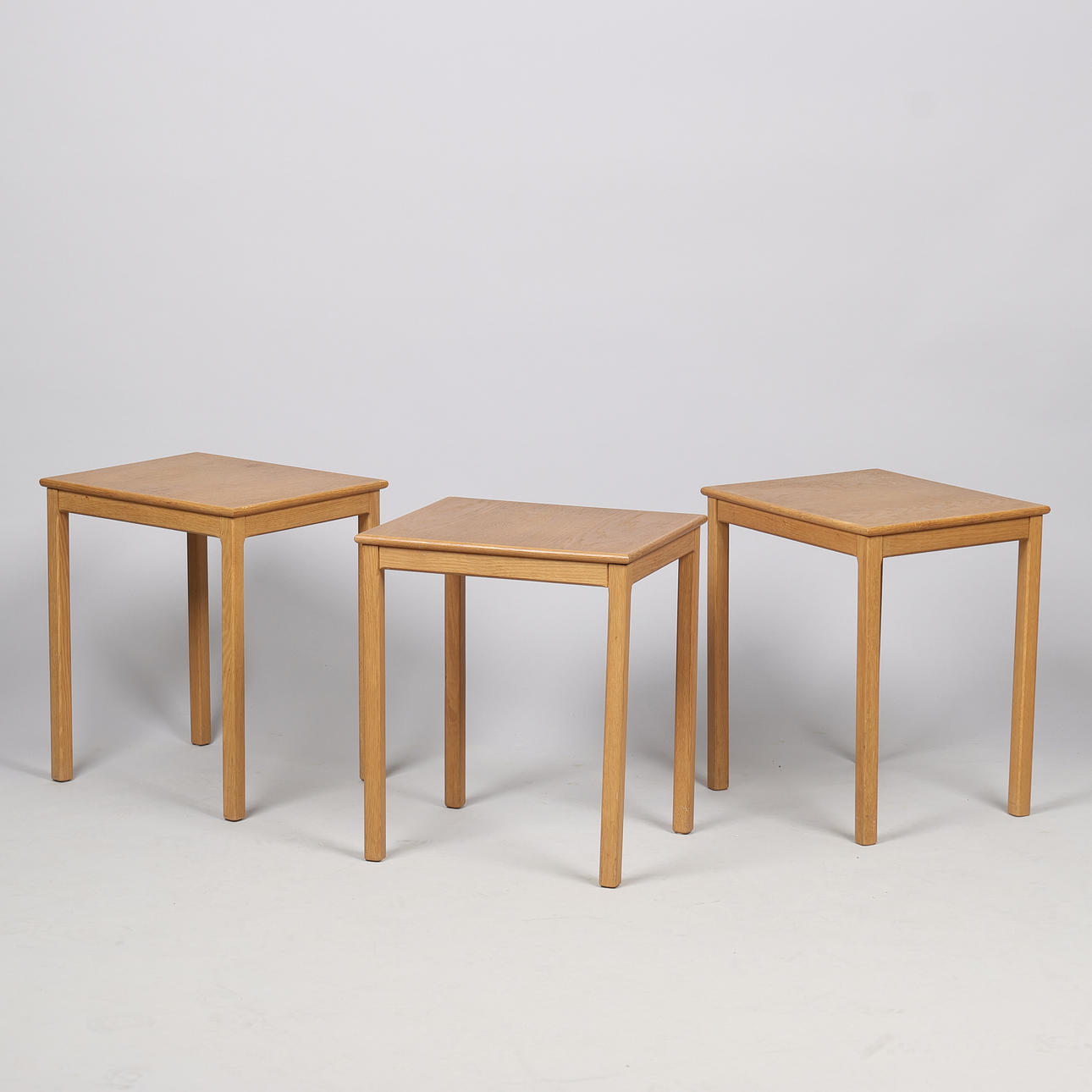 Tre ens sideborde/lampeborde af egetræ (3).
