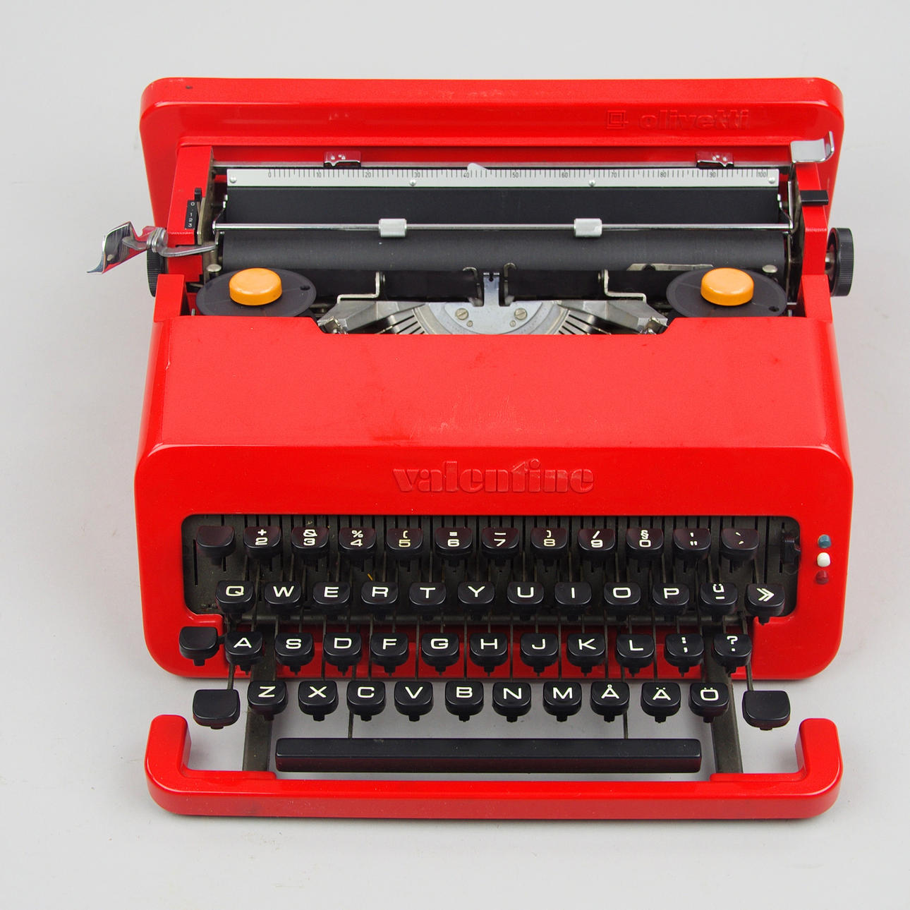 SKRIVMASKIN, "Valentie", Olivetti, röd plast.