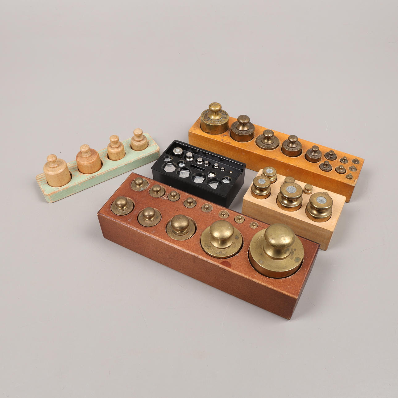 VIKTSATSER, 5 st, metall/trä, 1800/1900-tal.