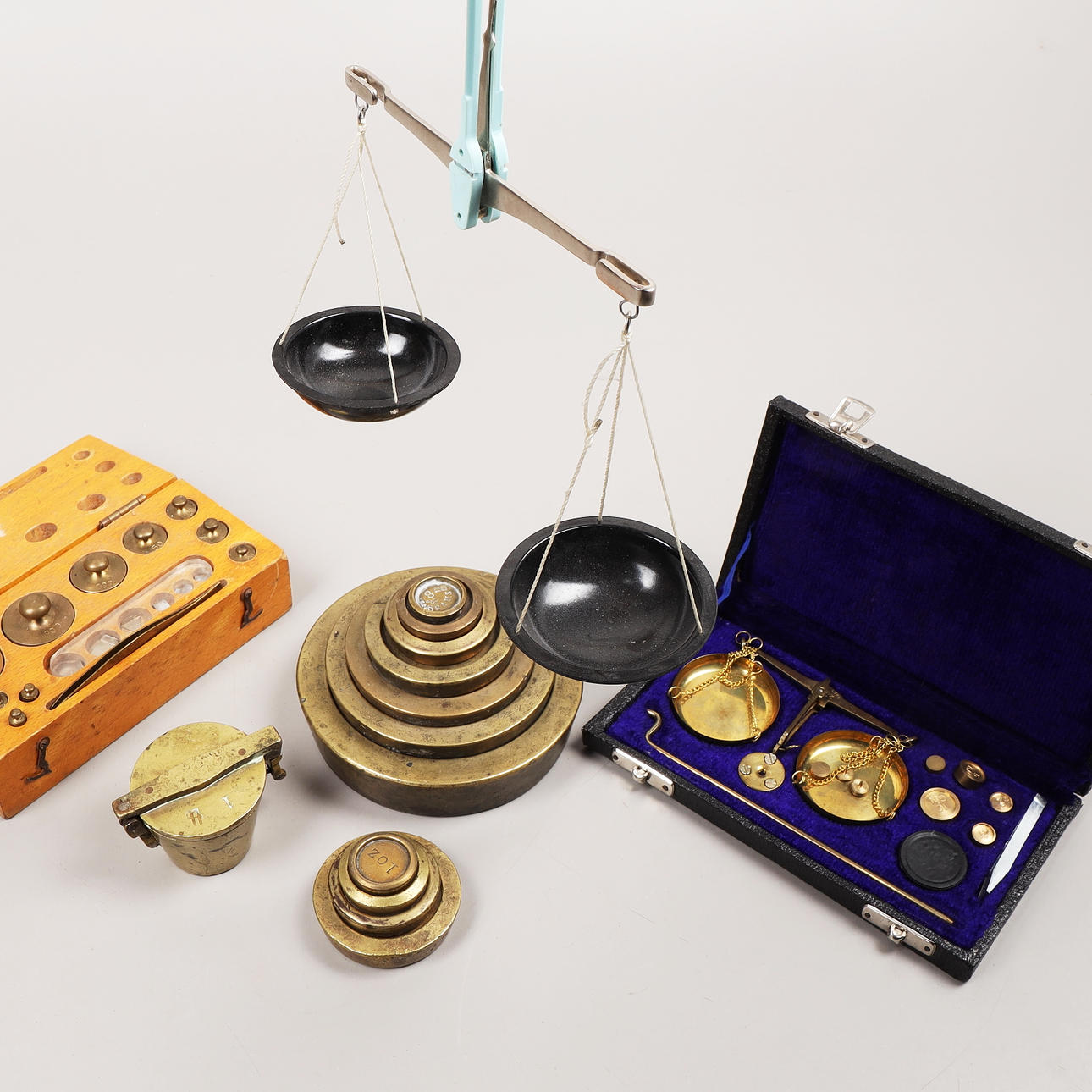 SCALES WITH WEIGHTING SETS, 1800/1900.