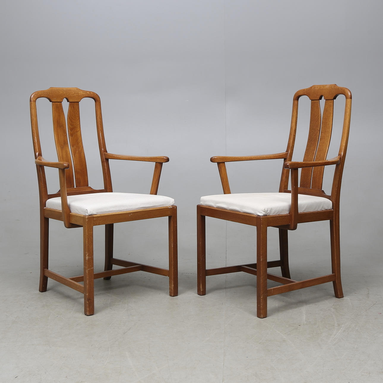 KARMSTOLAR, ett par, "Ambassadör", Carl Malmsten för Åfors Möbelfabrik.