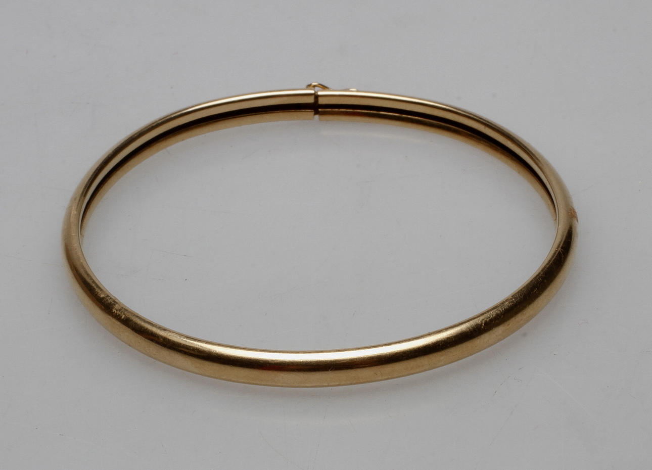 STEL ARMRING ALTON, 18k guld, vikt ca 8,6 gr.