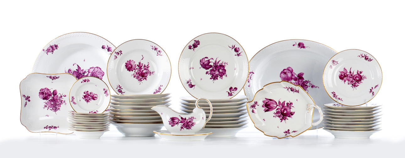 ROYAL COPENHAGEN. Olika delar av en matservering. 45 st, vinröd blomma/vinröd blomma.