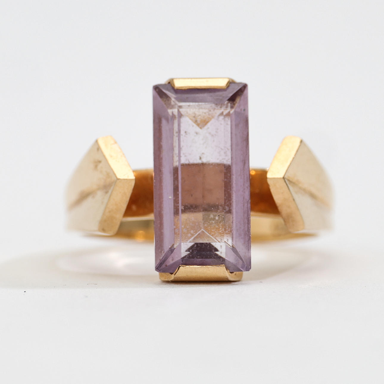 RING K18 guld, med baguetteslippet ametyst.