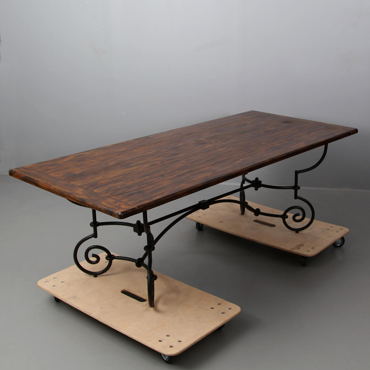 MATBORD i smidesjärn och antikbehandlat trä.