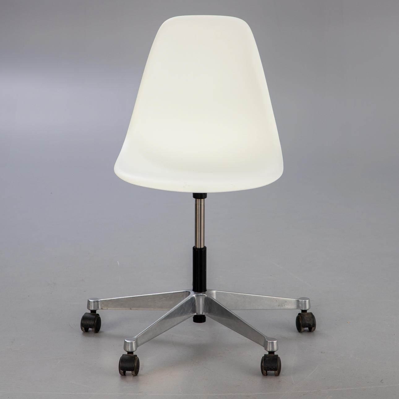 CHARLES & RAY EAMES. Vitra Schreibtischstuhl Plastic Side Chair PSCC.