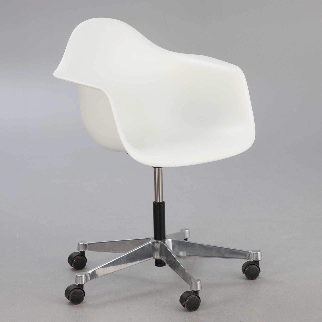 CHARLES & RAY EAMES. Vitra, skrivbordsstol Plastfåtölj PACC.