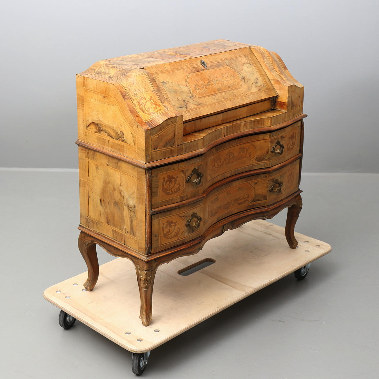 SEKRETÄR med intarsia i rokokostil, 1900-tal, troligen Italien.