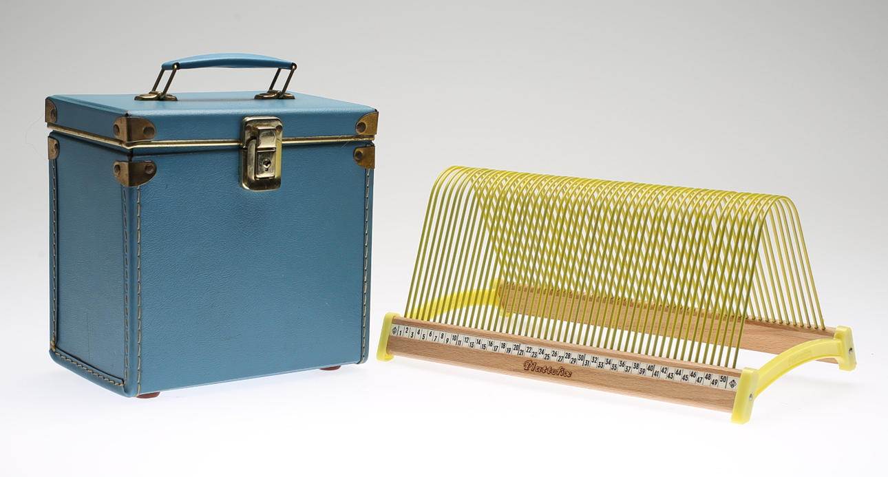 SKIVSTÄLL samt SPISARBOX med singlar/ EPskivor, 1960-tal.