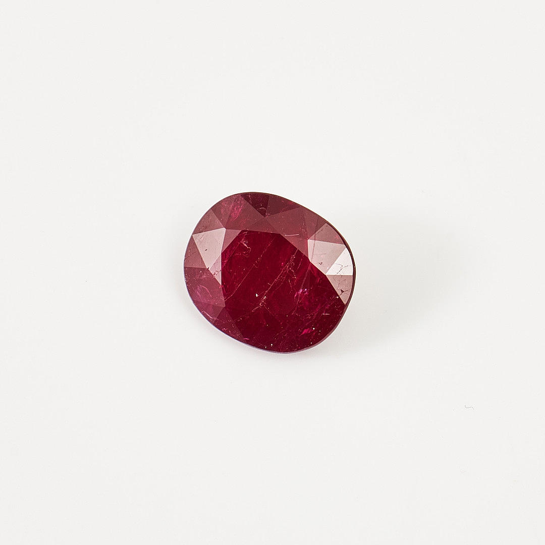 RUBY, unframed, 3,04 ct, oval cut, origin Mozambique according to certificate.