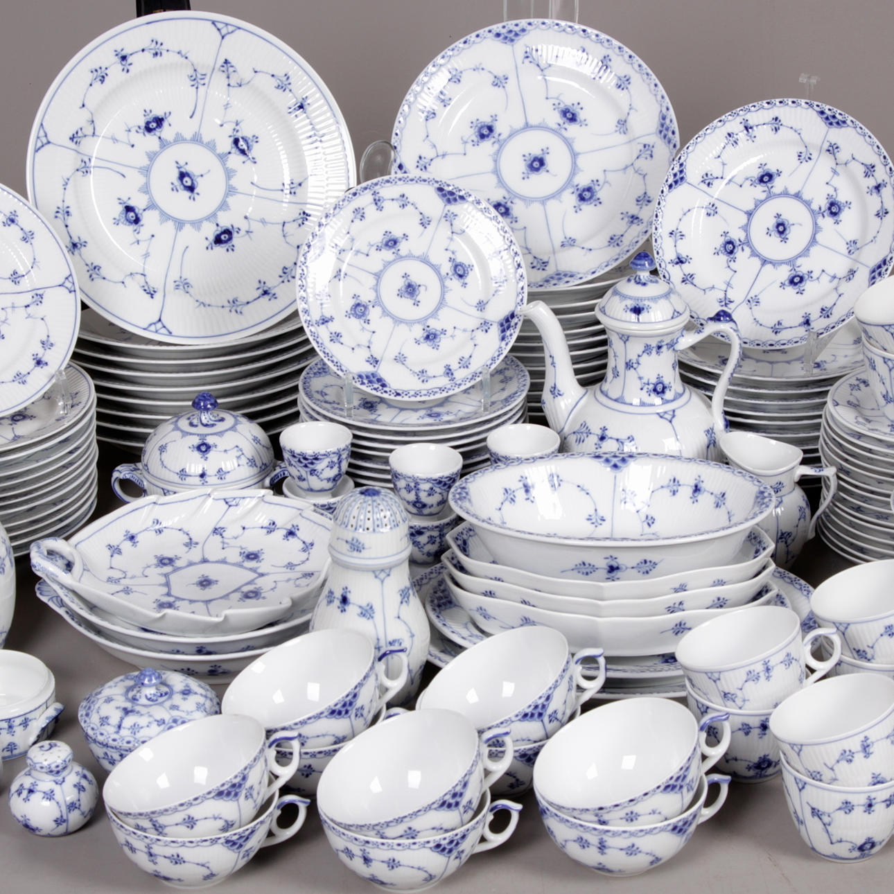 SERVISDELAR, 131 delar, porslin, "Musselmalet", Royal Copenhagen, 1900-talets andra hälft.