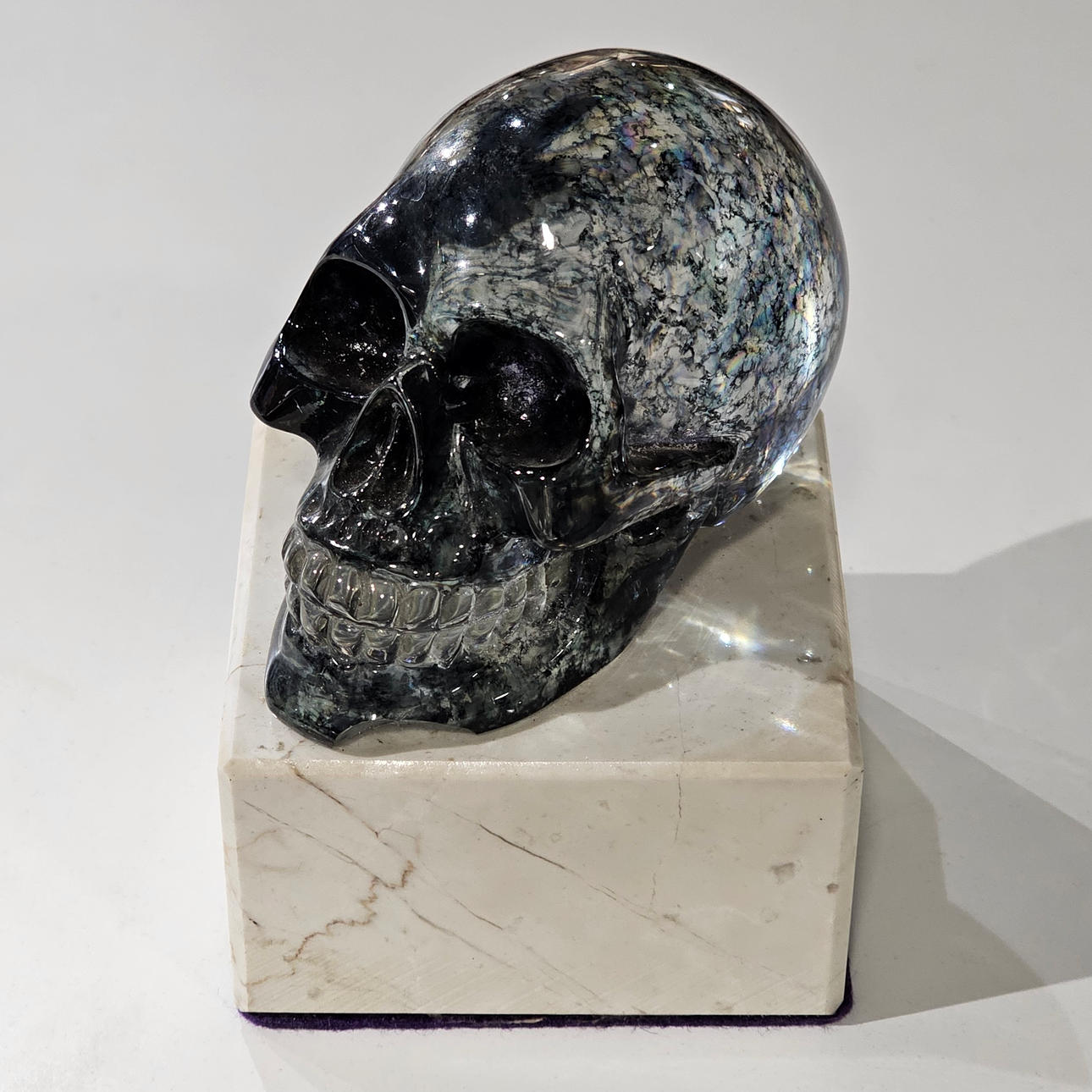 Lasikallo ja marmoripohja.