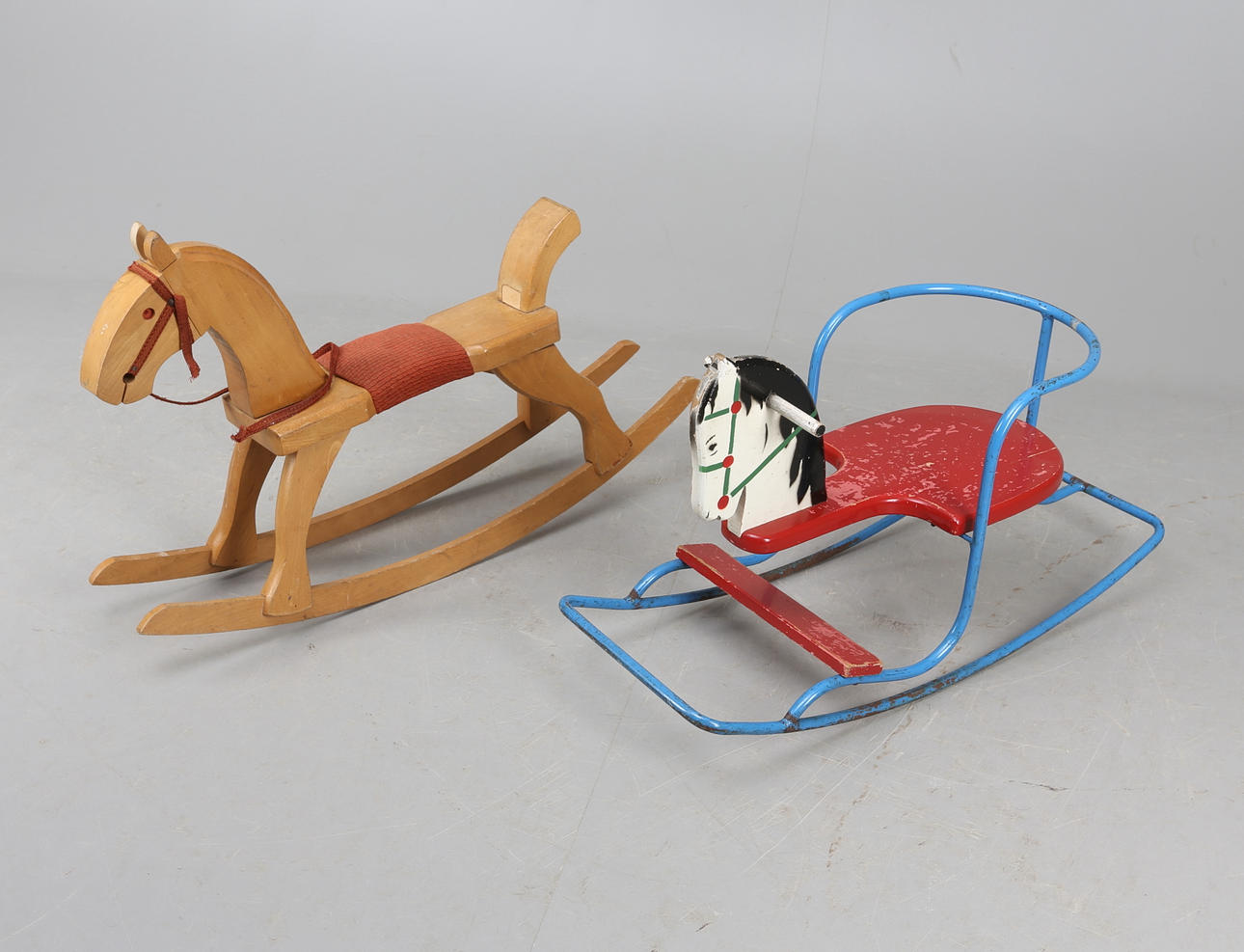 LEKSAKER, 2 st, gunghästar, 1900-tal.