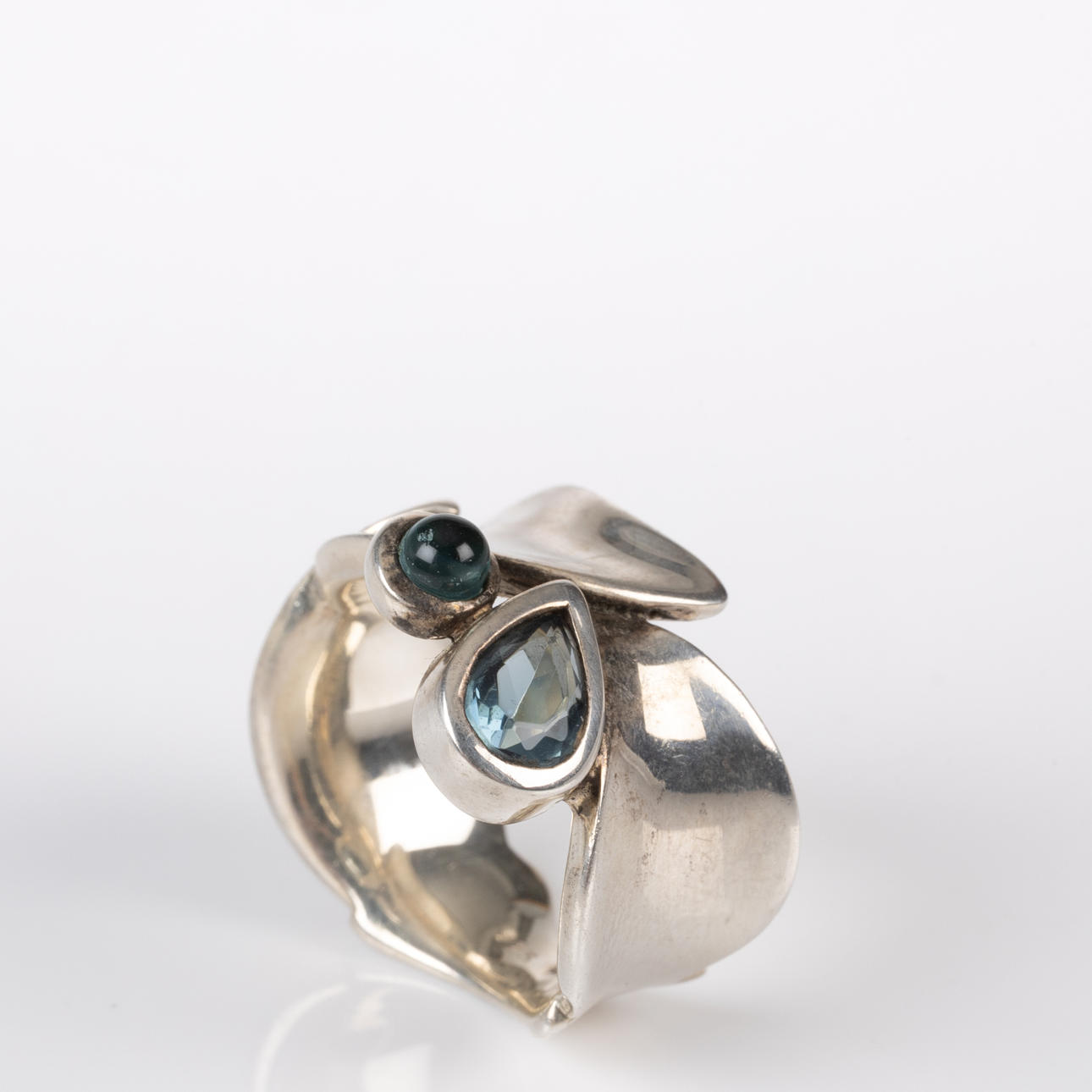 RING, sterling silver with two blue stones.