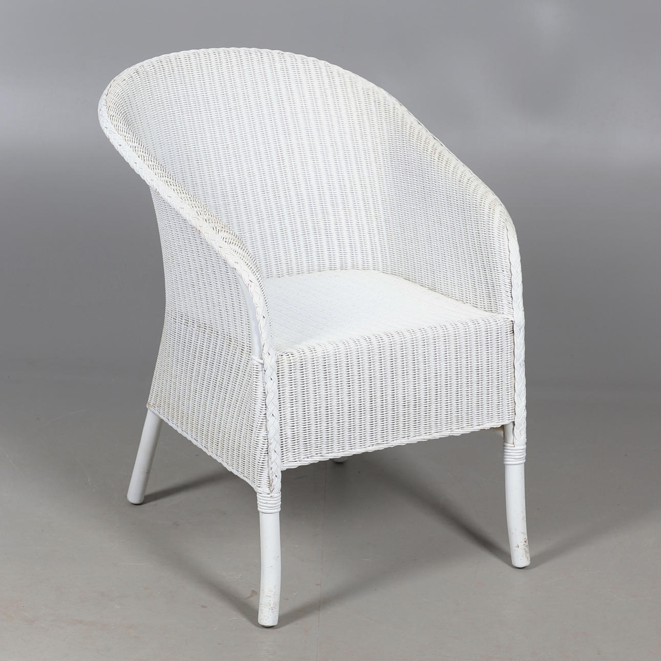 EIN BEMALTER SCHLAFZIMMERSTUHL VON LLOYD LOOM.