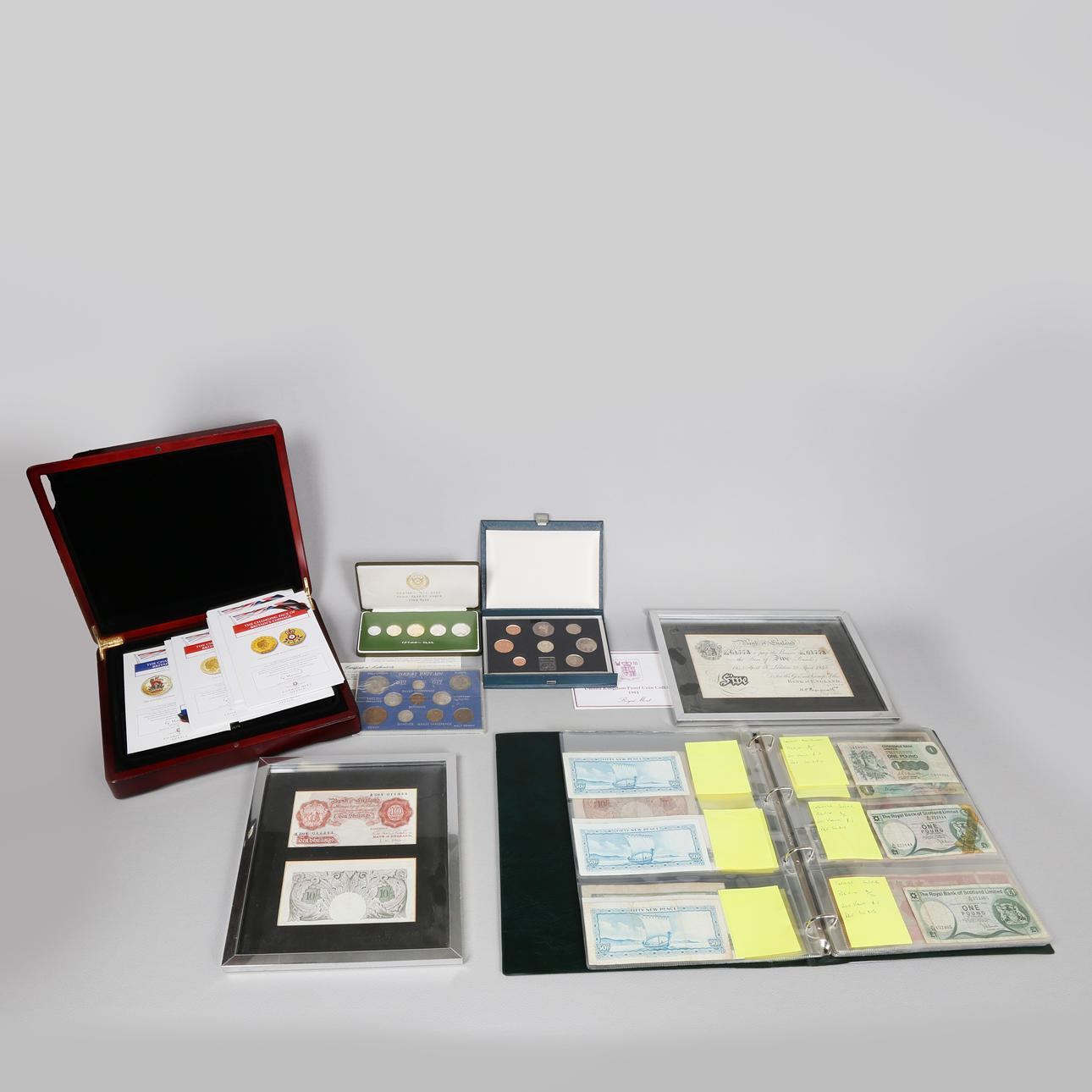 ALBUM MED PENGESEDLER OG MØNTER.