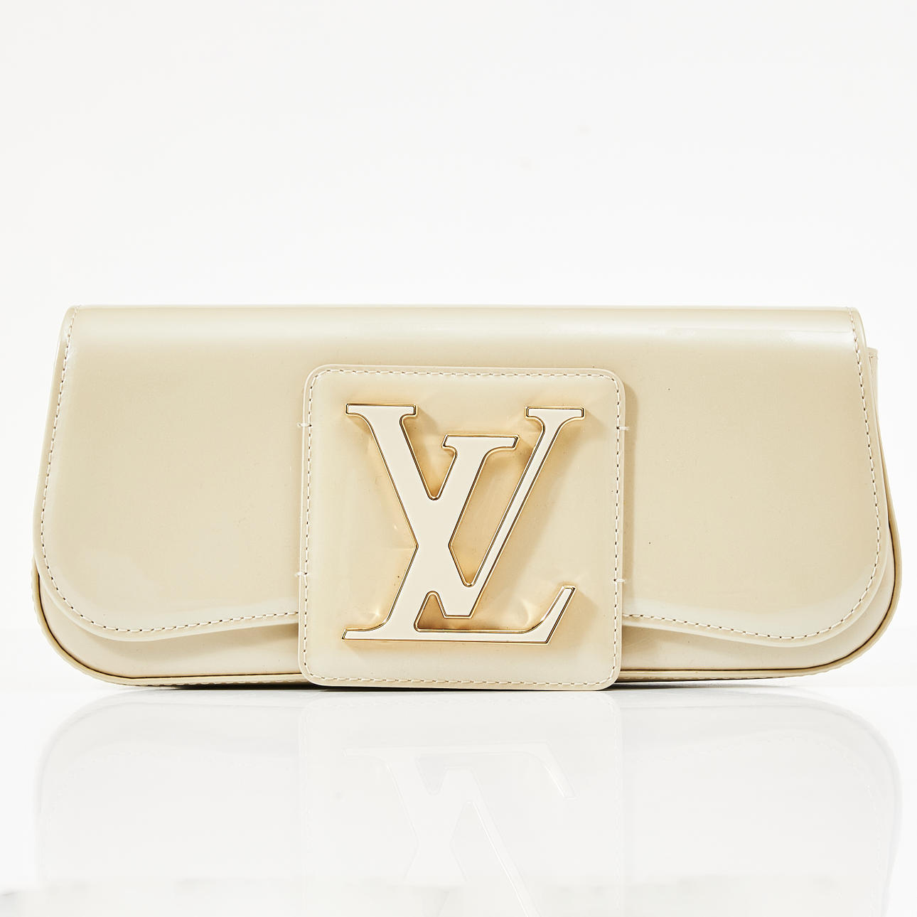 LOUIS VUITTON, ”SoBe”, kytkin kermalakkaa, monogrammoitu logo.