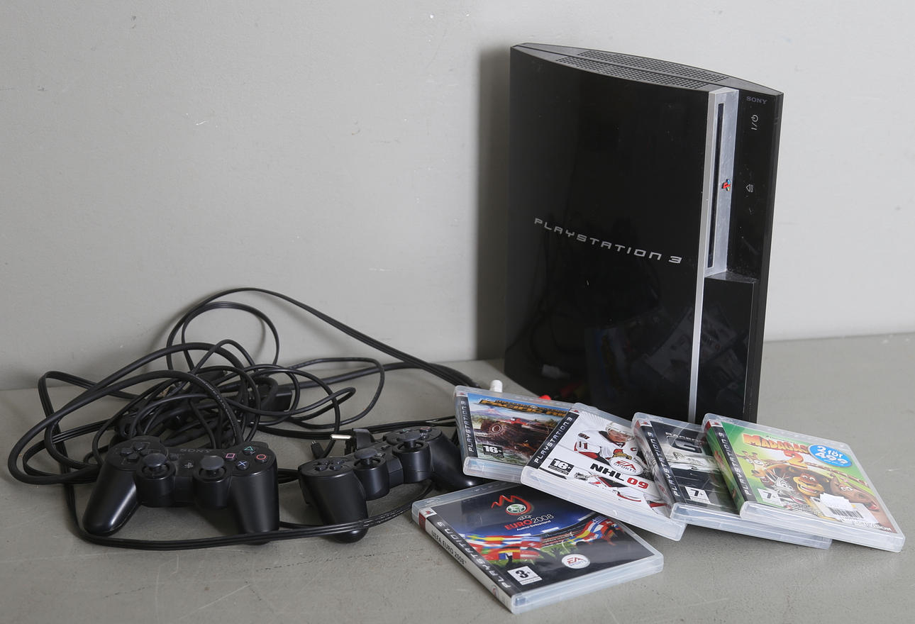 SPELKONSOL, fem spel, två handkontroller, Playstation 3.