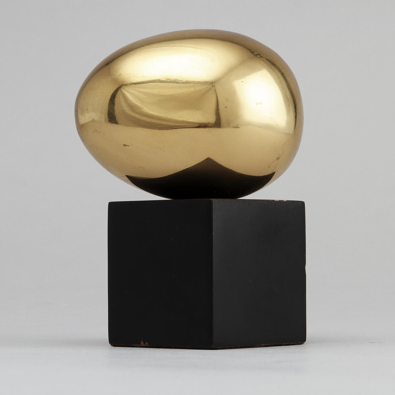 OIDENTIFIERAD KONSTNÄR. Guldägg, gulmetall.