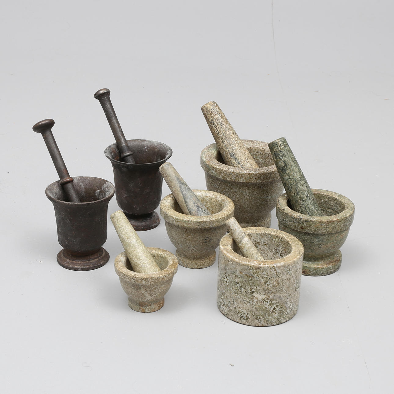 MORTLAR med varsin STÖT, 7 st, sten/järn, 1800/1900-tal.