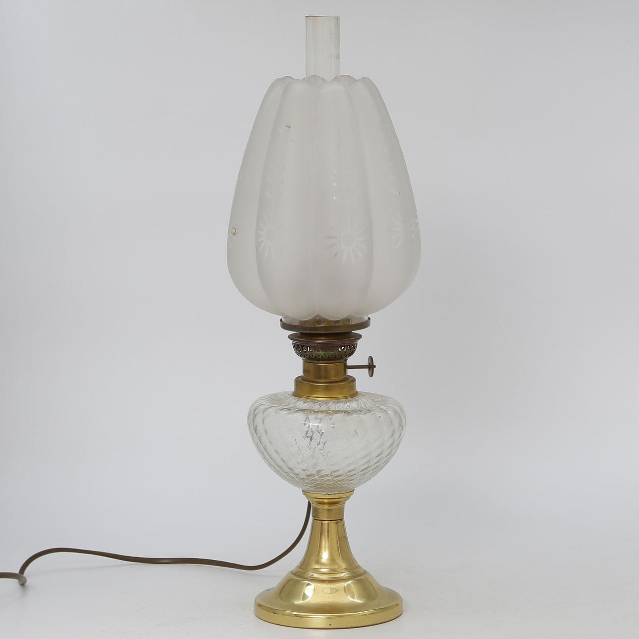 LÁMPARA DE QUEROSENO DE MESA, ELECTRIFICADA.