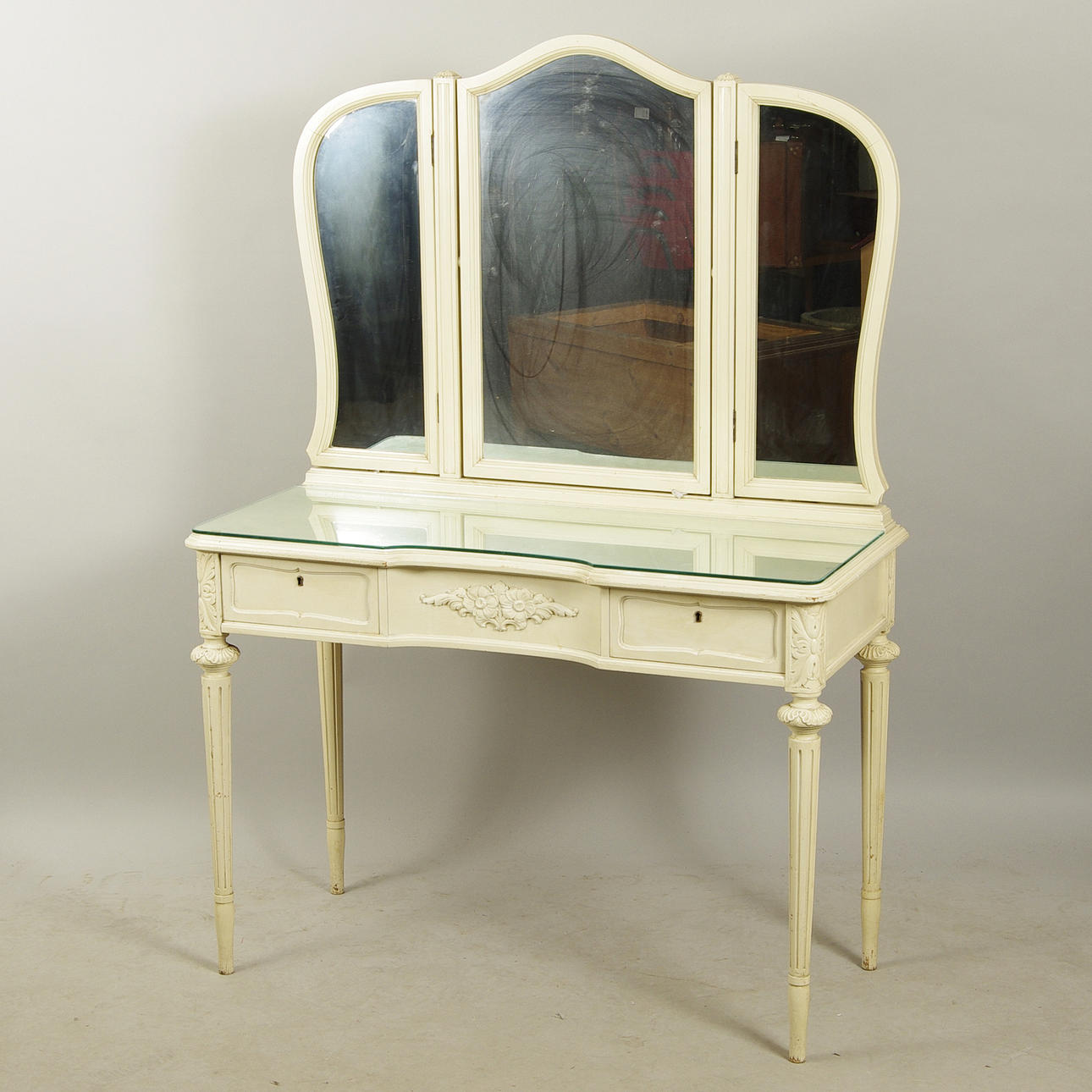 SMINKBORD, vitmålat med glasskiva, gustaviansk stil, 1900-talets mitt.