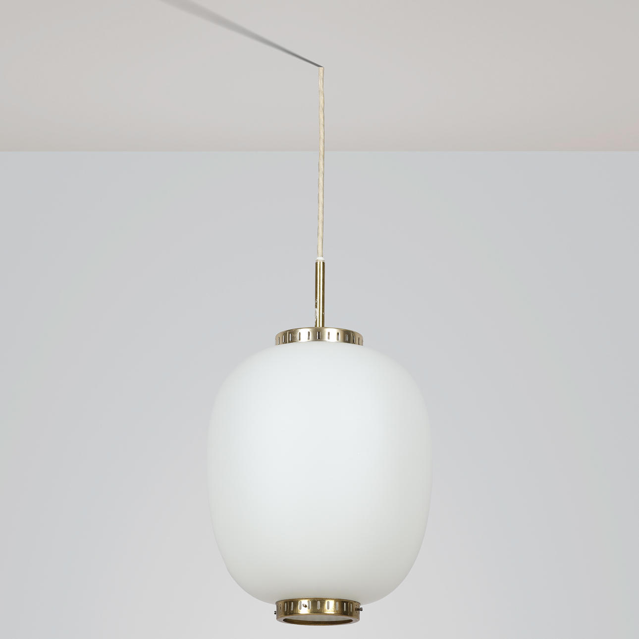 BENT KARLBY. Pendel, "Kina pendel", opal glas og messing Lyfa, Danmark.