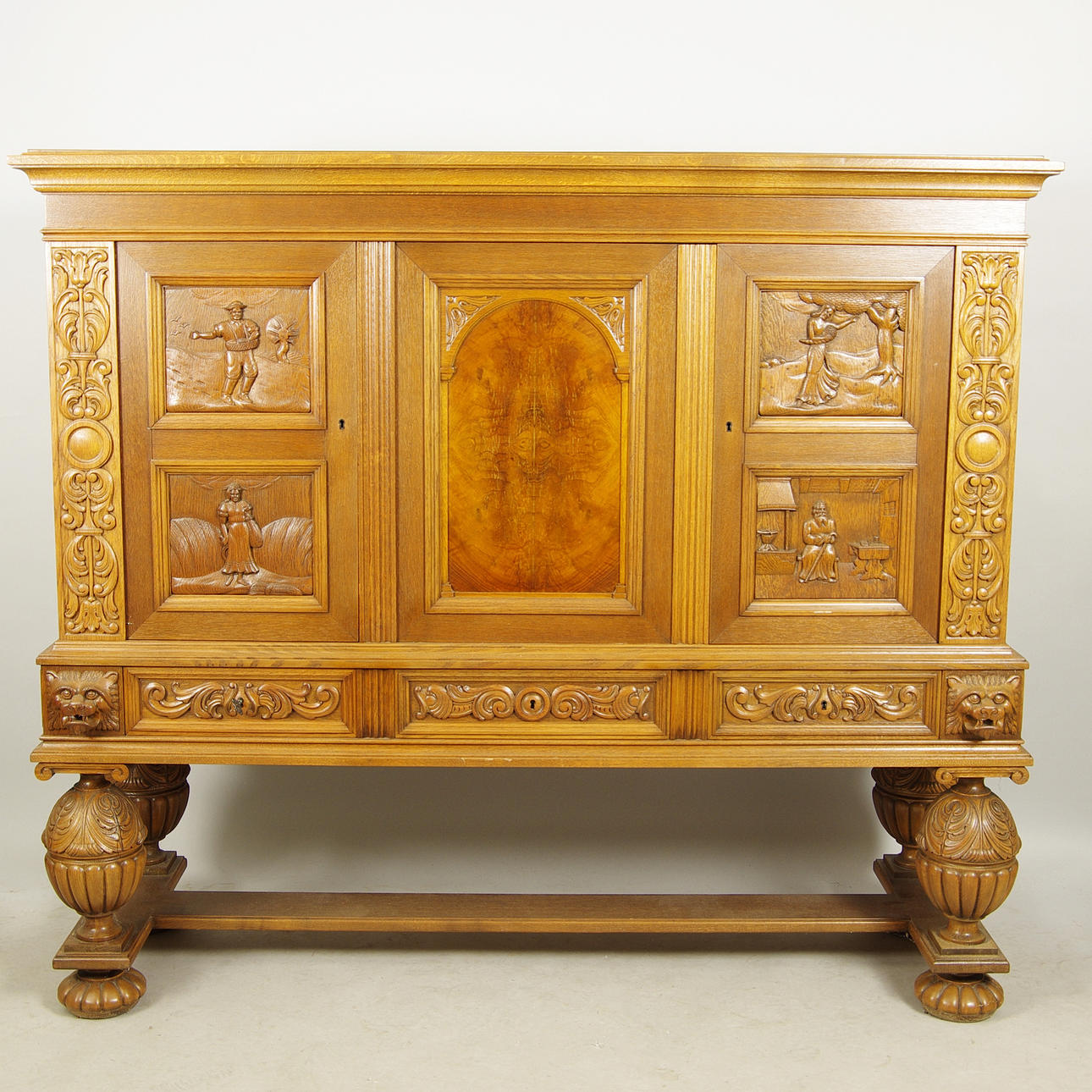 SKÅP, ek, barockstil, rikligt skulpterat.