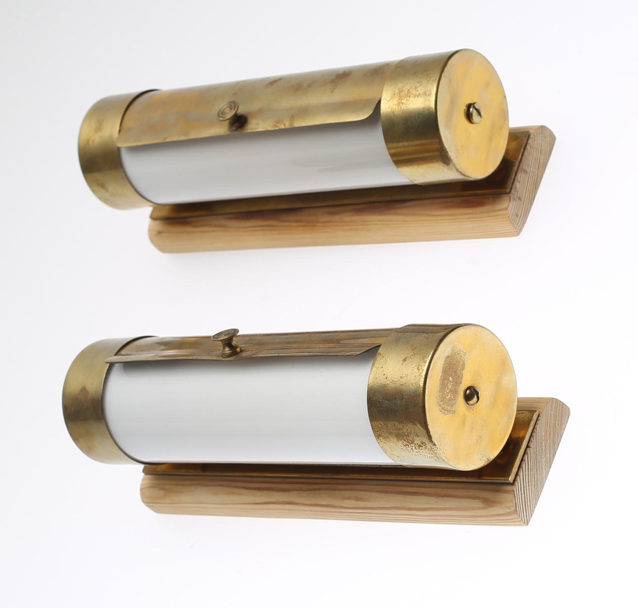 SÄNGLAMPOR, ett par, glas samt mässing, 1900-talets mitt.