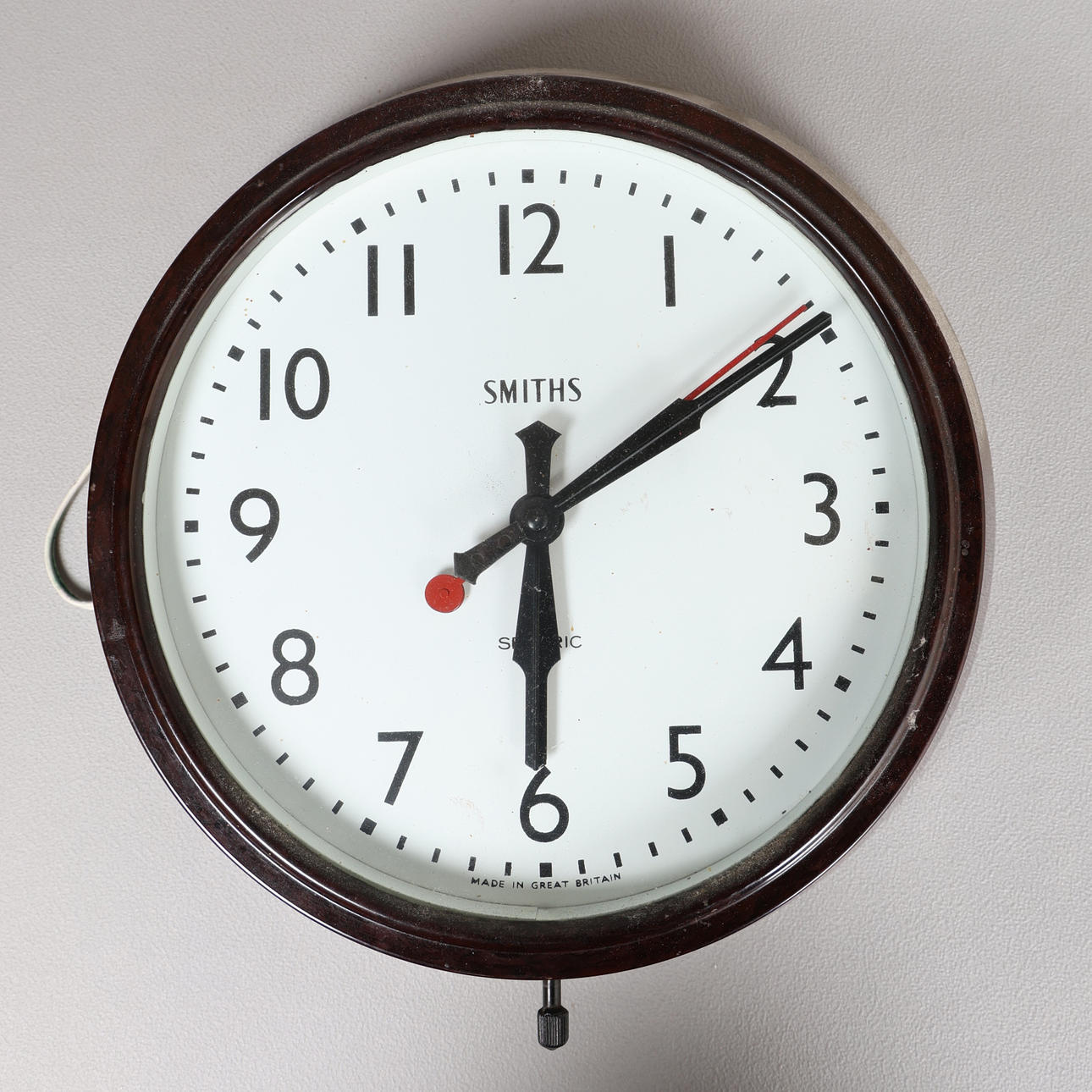 SEPÄN BAKELIITTIKOTELOINEN SÄHKÖSEINÄKELLO.